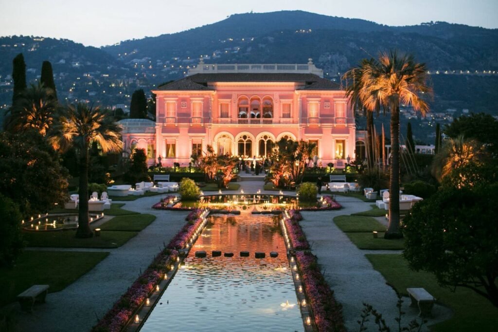 Image credit: Saint-Jean-Cap-Ferrat Wedding photographer in Nice capturing Villa Ephrussi de Rothschild gardens at sunset.