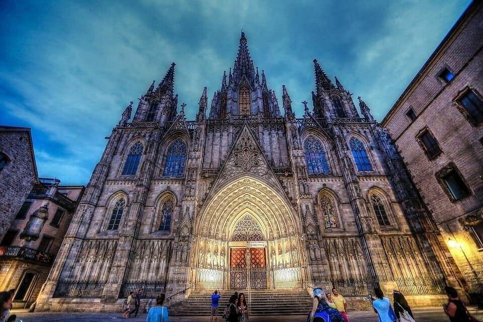 Barcelona Cathedral at dusk, showcasing its dramatic Gothic architecture — a stunning location for wedding and couples' photography in Barcelona’s historic quarter.