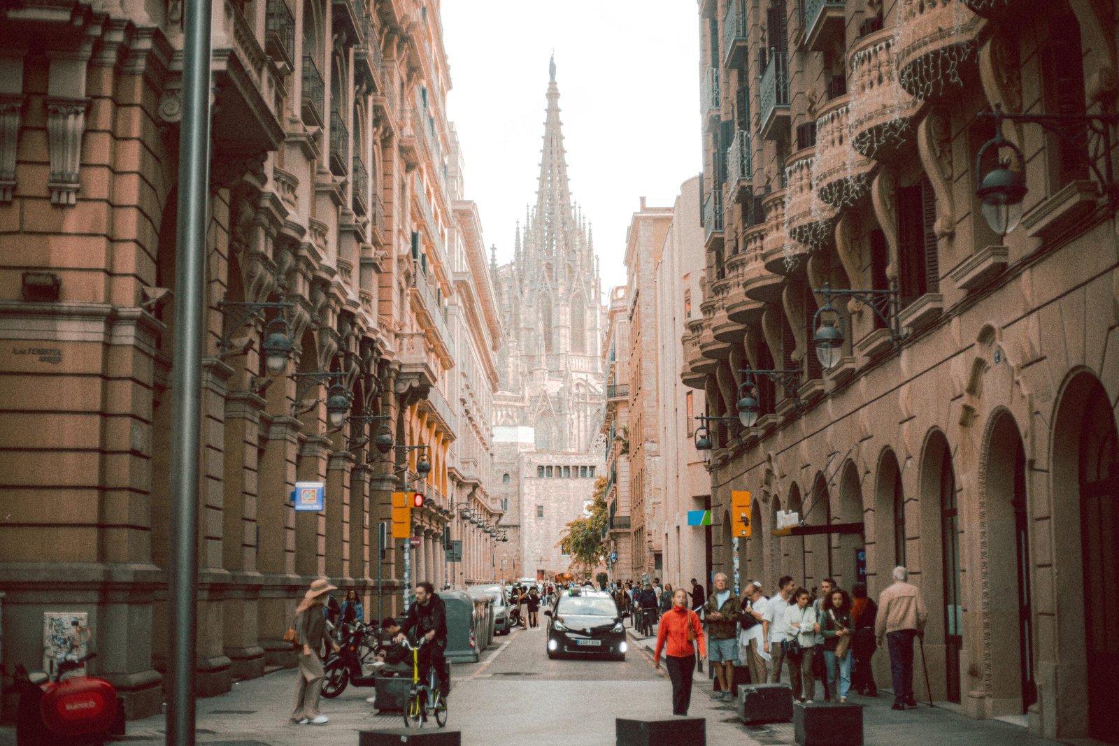 Sunrise wedding photography in Barcelona’s Gothic Quarter. Barcelona wedding photographer - In The Fable Cameraworks