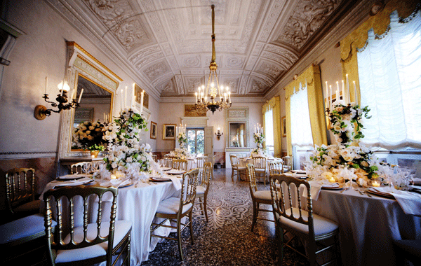 Lake Como wedding photographer photographing Villa Pizzo's pastel architecture, long lakefront pathways and soft sunset atmosphere.