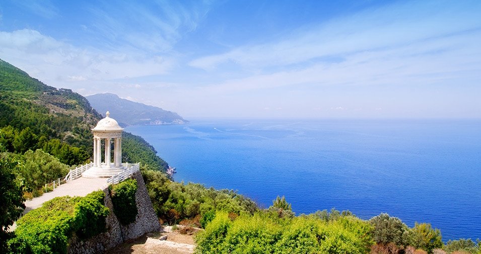 abc-mallorca.com / https://www.abc-mallorca.com/son-marroig/ Panoramic view of the Son Marroig rotunda overlooking the Mediterranean Sea, one of the most iconic settings featured in Mallorca Wedding Venues guides.